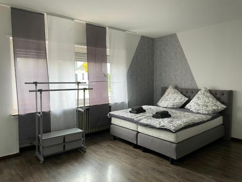诺伊斯M&M Apartment Düsseldorf的一间卧室设有一张床和一个窗口
