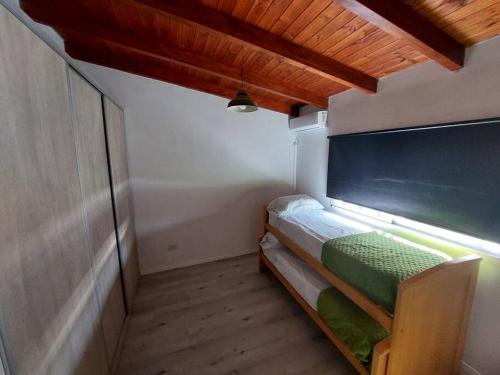 富内斯Casa en Funes. Pileta, Parrilla & Parque.的小房间,角落里设有一张床