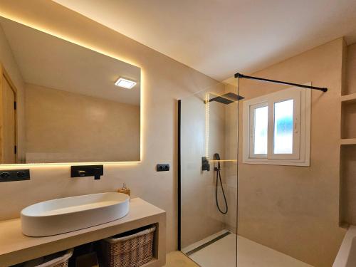 圣若法尔萨克鲁VILLA CASA LINDAVISTA的一间带水槽和淋浴的浴室