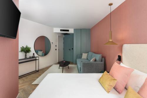 马德里法庭公寓式酒店的一间卧室设有一张床和一间客厅。