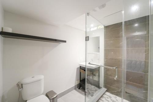 米西索加Cozy Lovely Ravine facing Suite.的一间带卫生间和玻璃淋浴间的浴室