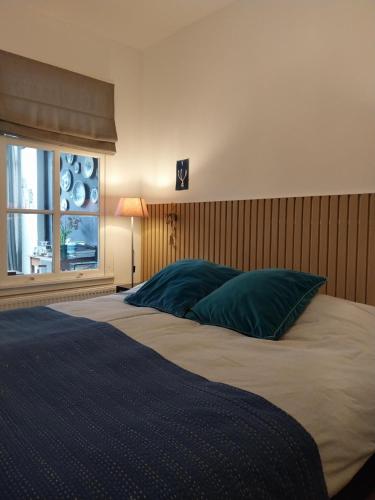 诺德韦克努德维克宾嫩住宿加早餐旅馆的一间卧室设有一张大床和窗户