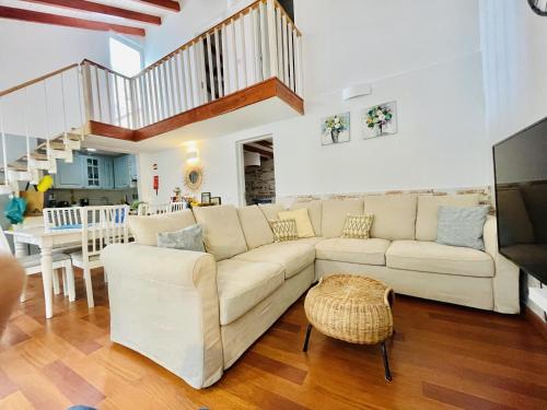 费拉古多Central Cozy Home Ferragudo的客厅配有白色的沙发和桌子