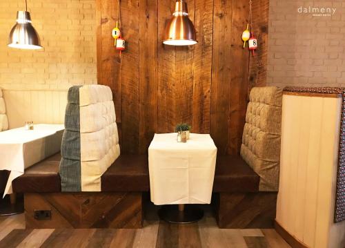 莱瑟姆-圣安妮达尔蒙尼酒店的带浴缸、水槽和桌子的浴室