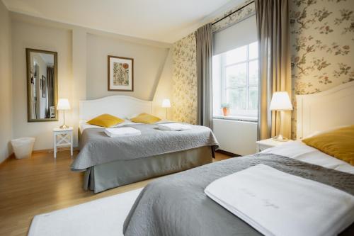 莱西威拉因加宾馆的酒店客房设有两张床和窗户。