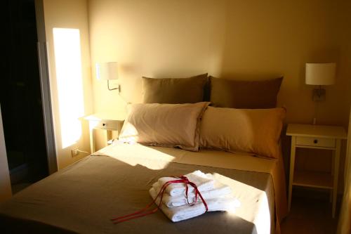 Aci CatenaB&B Il Vulcano的一间酒店客房,配有一张带袋子的床