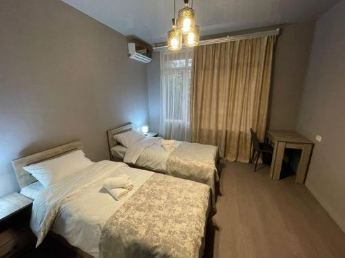 祖格迪迪Hotel Lumi的酒店客房设有三张床和窗户。