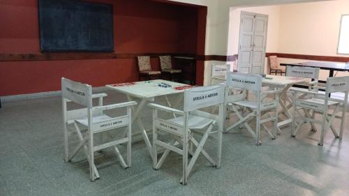 科连特斯Alojamiento en pleno centro de Corrientes的一间教室,配有白色的桌椅和黑板