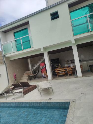 贝廷Espaço Lux Betim的一座房子前面设有游泳池