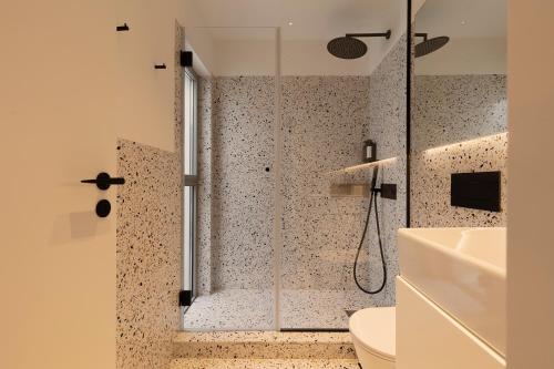 波尔图Vandoma的浴室里设有玻璃门淋浴