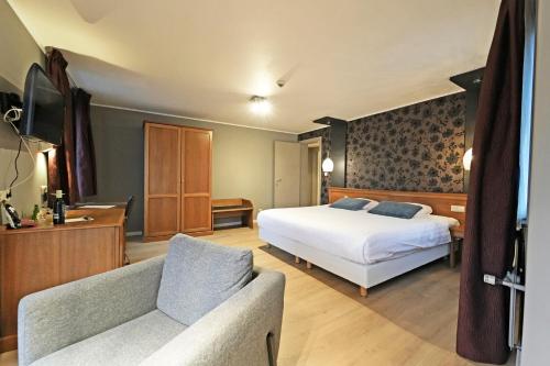 布永全景酒店的酒店客房,配有床和沙发