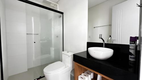 波梅罗迪Flat Home Business Centro de Pomerode的浴室配有卫生间、盥洗盆和淋浴。