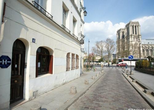 巴黎埃斯梅拉达酒店的城市中一条空的街道,有建筑