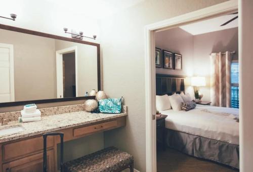 奥兰多假日酒店俱乐部奥兰治湖度假村的一间卧室配有一张床和一面大镜子