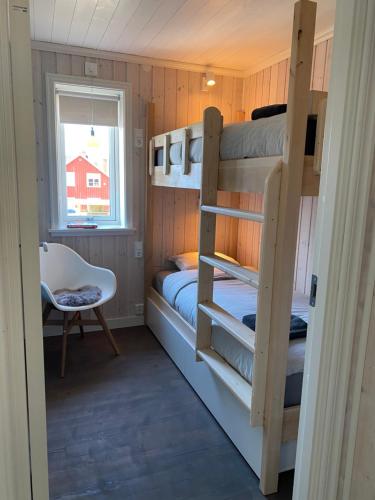 孙讷Adventure Guesthouse Sweden in rural area Sunne的客房设有两张双层床和一扇窗户。