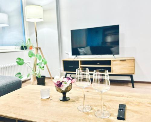 图尔库Turku Central Luxury Modern Cozy Flat 69m2的客厅配有两张酒杯(桌子)