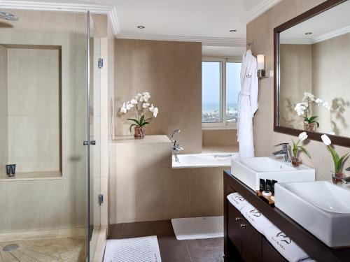 卡萨布兰卡Villa Blanca Urban Hotel的一间带两个盥洗盆和淋浴的浴室