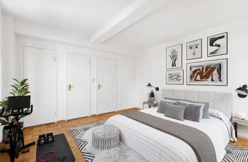纽约Two bedroom condo in Upper West Side的一间白色卧室,配有床和地毯