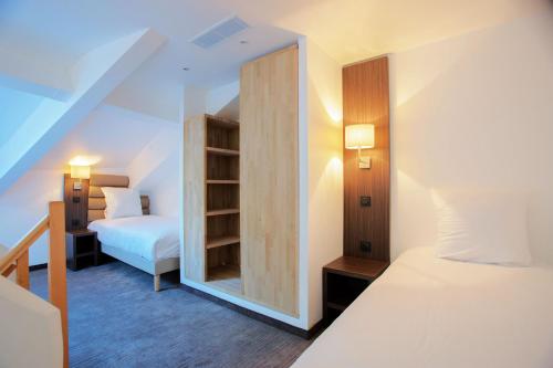 尼斯Hôtel & Appartements Monsigny的一间卧室配有一张床和镜子