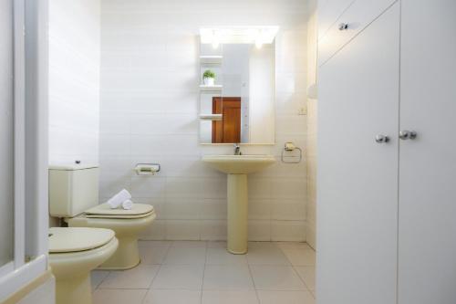 拉皮内达NEW ALBENIZ Planet Costa Dorada的一间带卫生间和水槽的浴室