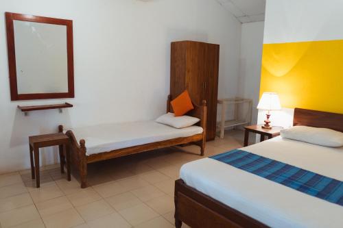 丹不拉Star Dambulla的酒店客房,设有两张床和镜子