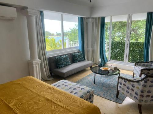 蓝海湾探索声望住宿加早餐旅馆的一间卧室配有一张床、一张沙发和窗户。