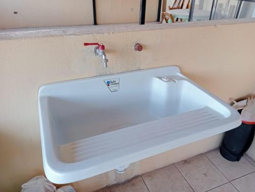库斯科Posada de Mama的浴室内设有一个白色水槽和水龙头