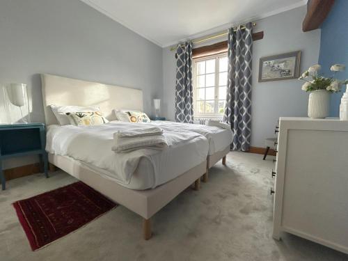 La Chapelle-la-ReineDomaine Chapelle的卧室配有一张大白色床和窗户