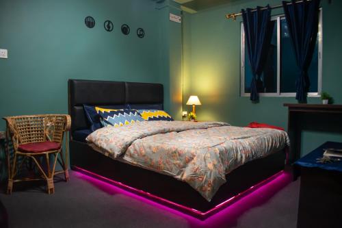 大吉岭Family Homestay Darjeeling的一间卧室配有一张带紫色LED照明的床