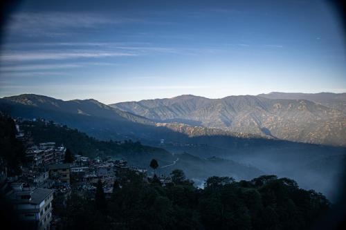 大吉岭Family Homestay Darjeeling的享有远处山谷和山脉的美景
