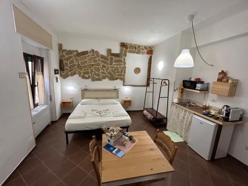 阿尔盖罗埃古亚酒店的一间小房间,配有桌子和小厨房