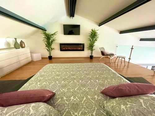 塞图巴尔杰诺塔威客别墅 - 带游泳池的客厅设有一张床和一个壁炉
