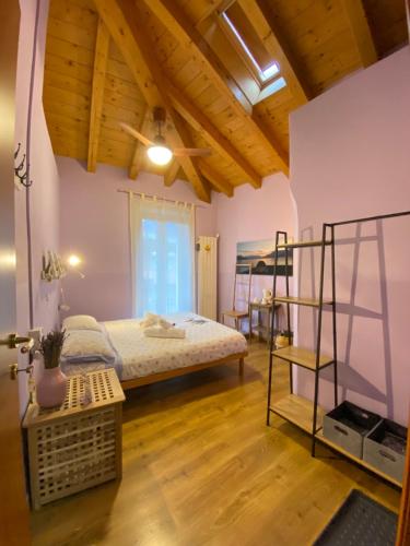 德尔维奥拉卡萨德尔波伊塔旅馆的一间带一张床的卧室,位于带木制天花板的房间内