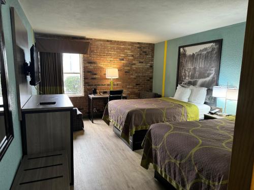布莱斯维尔布莱斯维尔速8汽车旅馆的酒店客房配有两张床和一张书桌