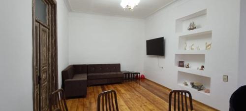 甘贾Ganja hause的客厅配有黑色沙发和电视