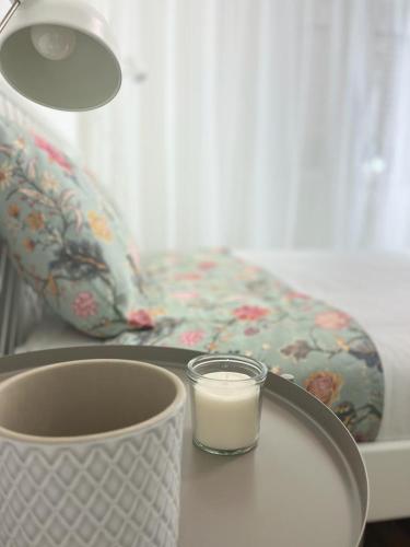 洛萨Alto Guest room的桌上的一杯牛奶和蜡烛
