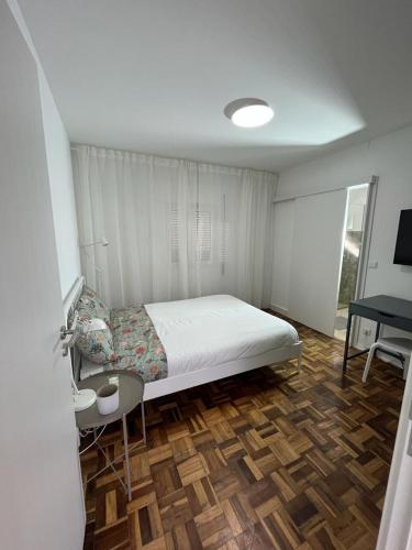 洛萨Alto Guest room的一间卧室配有一张床和一张书桌