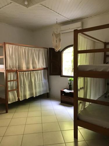 里约布兰科Aquiri Hostel的客房设有双层床和窗户。