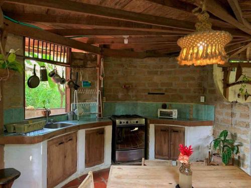 帕洛米诺Casa Komerio的厨房配有水槽和炉灶 顶部烤箱