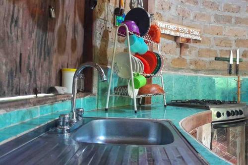 帕洛米诺Casa Komerio的厨房柜台设有水槽和炉灶。