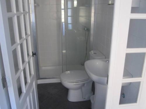 圣罗克杜皮库Casa dos Vimes - mar e céu的白色的浴室设有卫生间和淋浴。