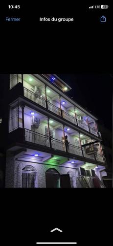 海地角Clientèle Hotel的建筑上灯亮蓝色,绿光亮