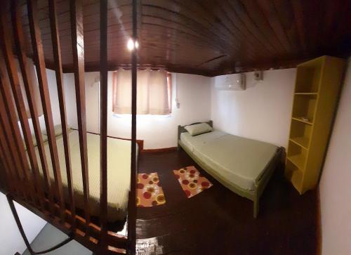 伊瓜苏港Home La Pampa的小房间,设有床和书架