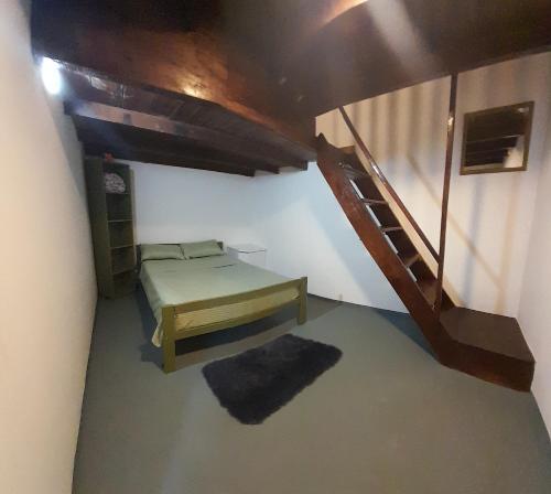 伊瓜苏港Home La Pampa的一间小房间,配有双层床和楼梯