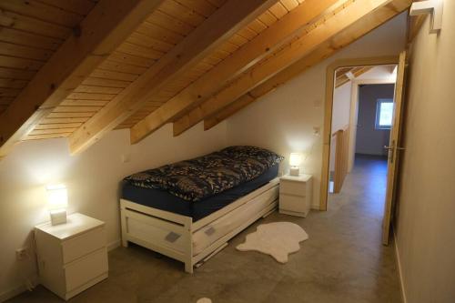 锡永Maisonnette de campagne的一间卧室配有床和2个床头柜