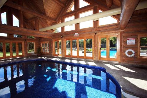 Mille-IslesChalet Red Deer Spa at Fiddler Lake的木屋内的大型游泳池
