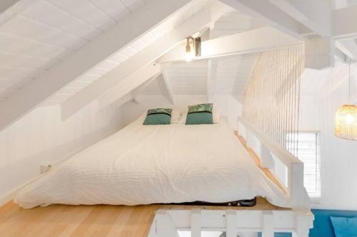 Saint MartinTicase, charmante maisonnette idéalement située的阁楼卧室配有白色床