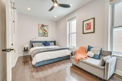 芝加哥Spacious Chicago Home with Deck about 3 Mi to Downtown!的一间卧室配有一张床和一张沙发