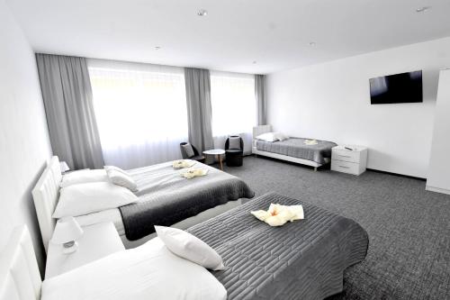 韦巴Villa Sovita的酒店客房设有两张床和电视。