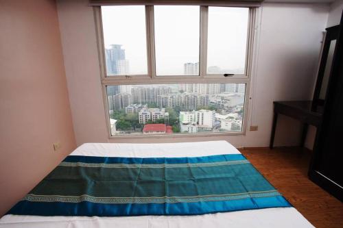 Home w/ City View - Pool + Fast Wifi 3016客房内的一张或多张床位